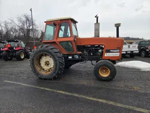 Allis Chalmers 7020 Image