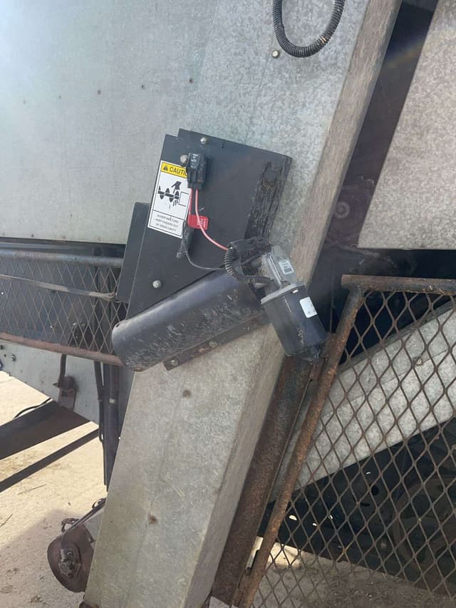 Image of Gleaner L2 equipment image 4