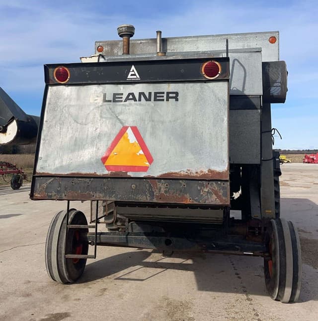 Image of Gleaner L2 equipment image 3