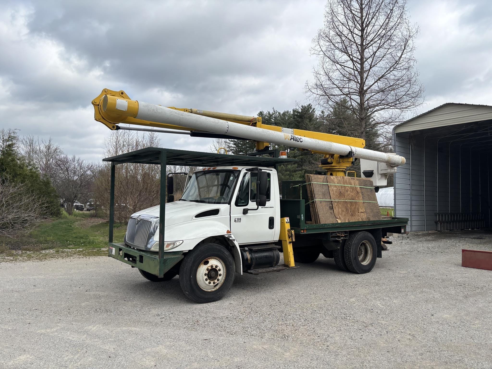 2004 International 4300 Equipment Image0