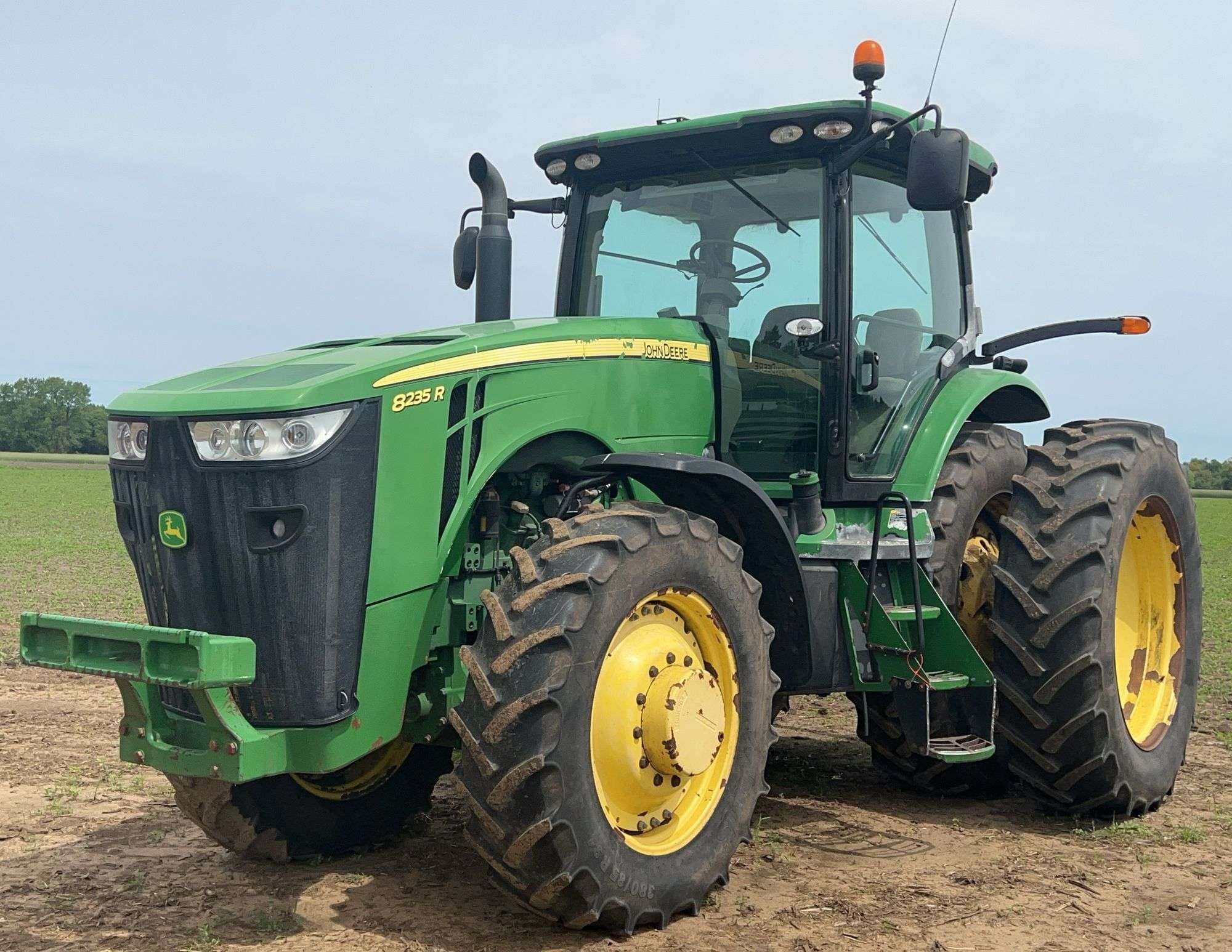 Main image John Deere 8235R