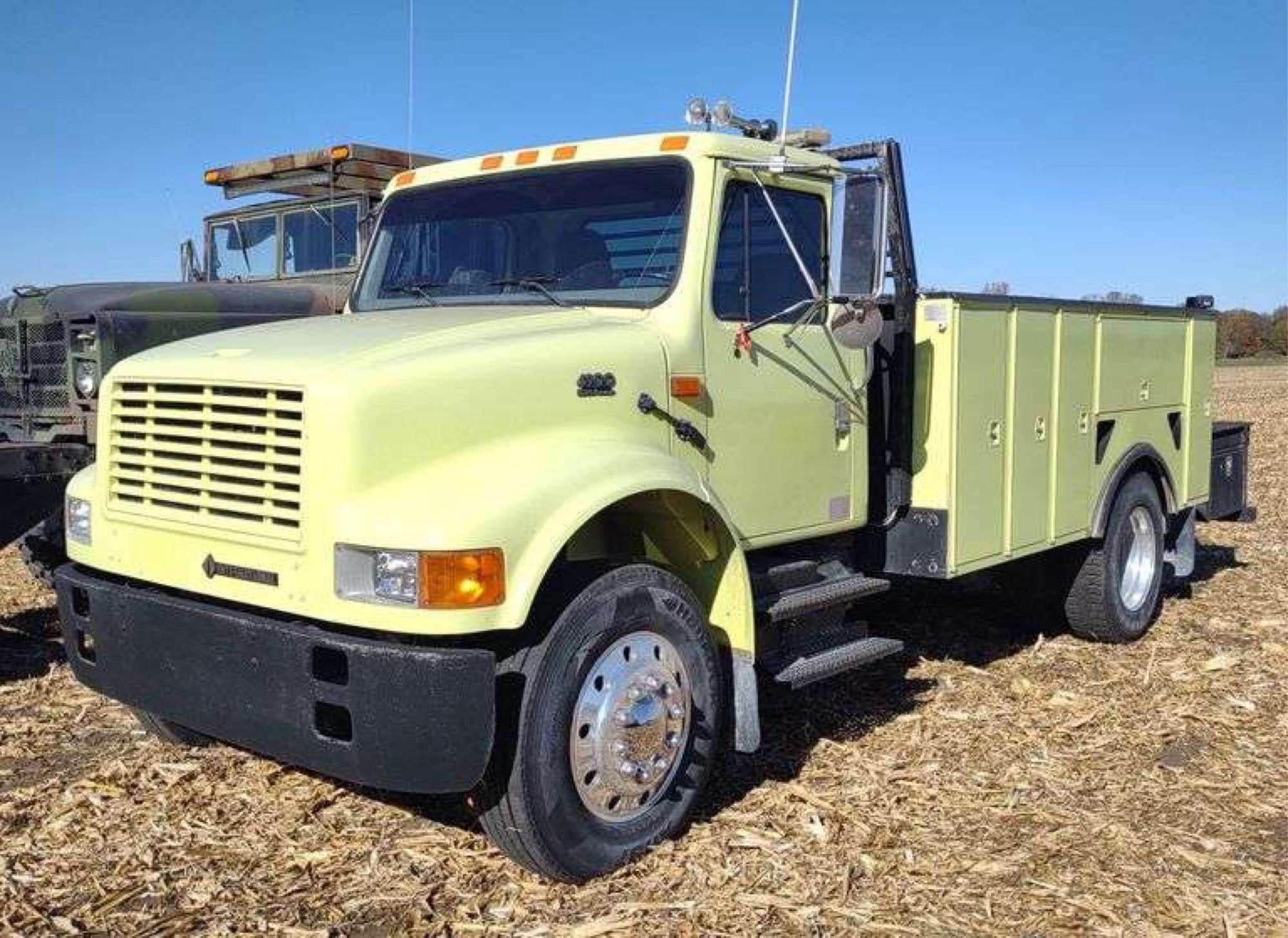 2001 International 4900 Equipment Image0