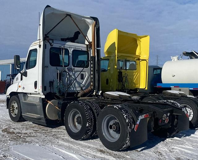 Image of Freightliner Cascadia equipment image 4