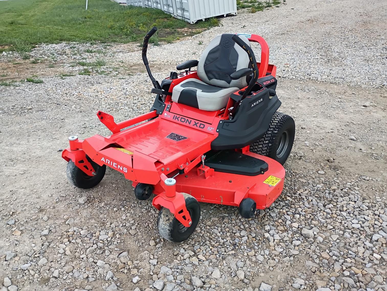 Ariens Ikon XD52 Equipment Image0