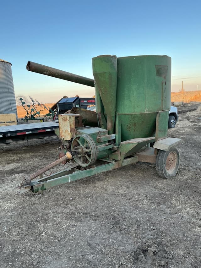 Image of Art's Way 320 equipment image 2