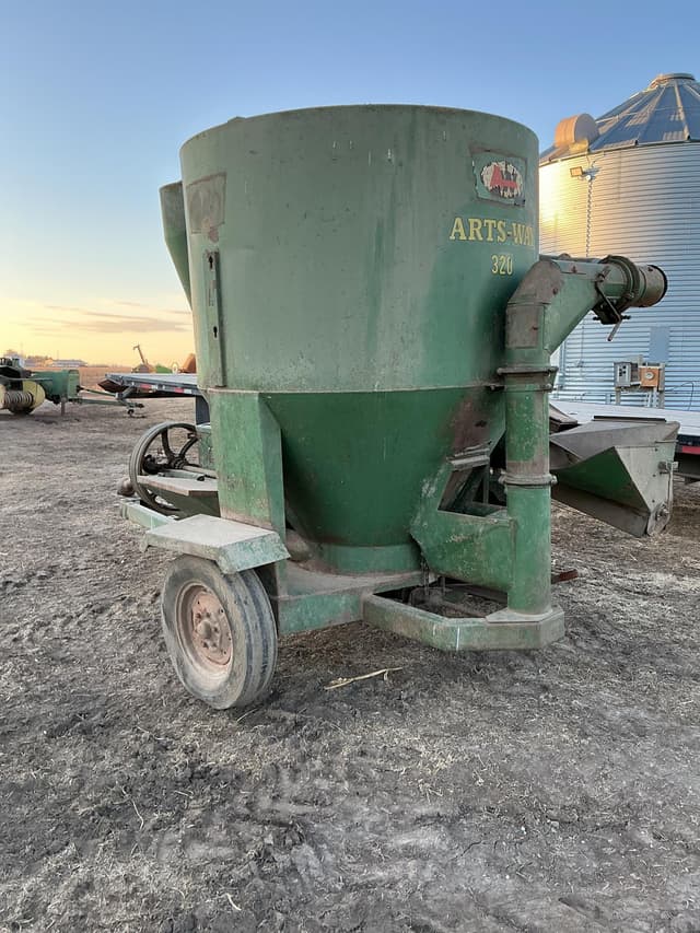 Image of Art's Way 320 equipment image 4