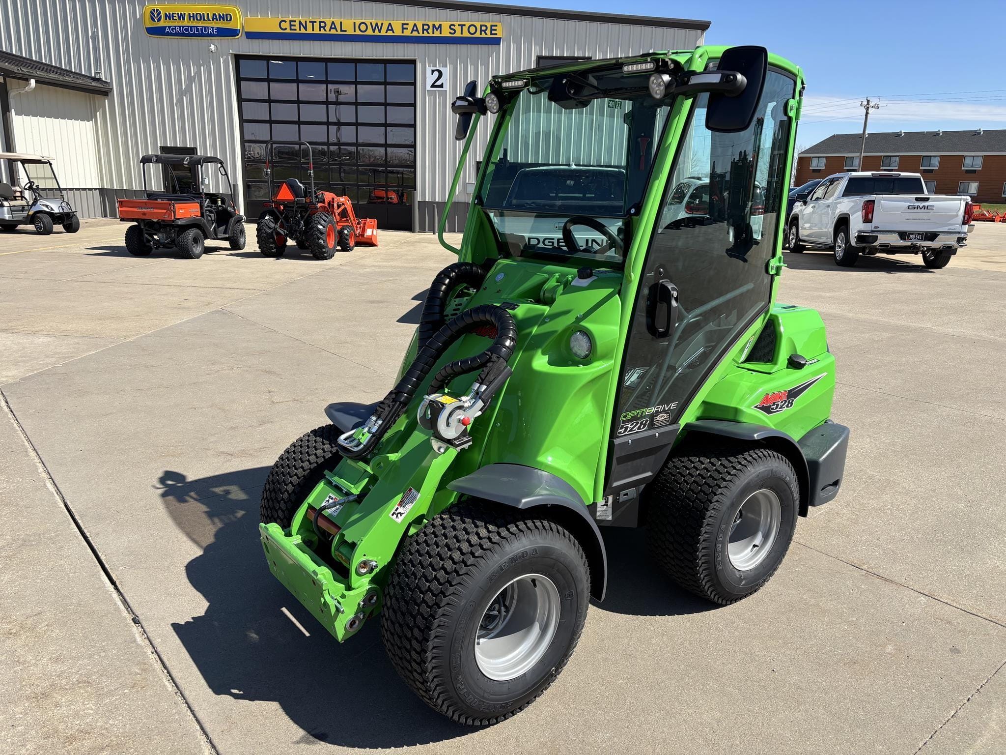 AVANT 528 Equipment Image0