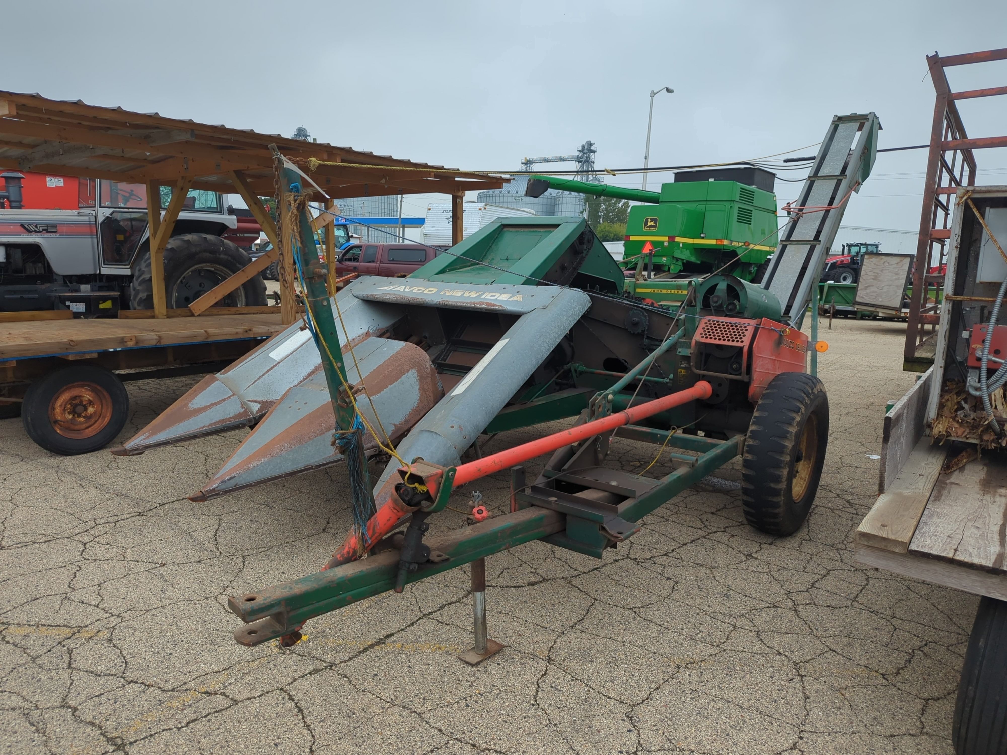 New Idea 324 Equipment Image0