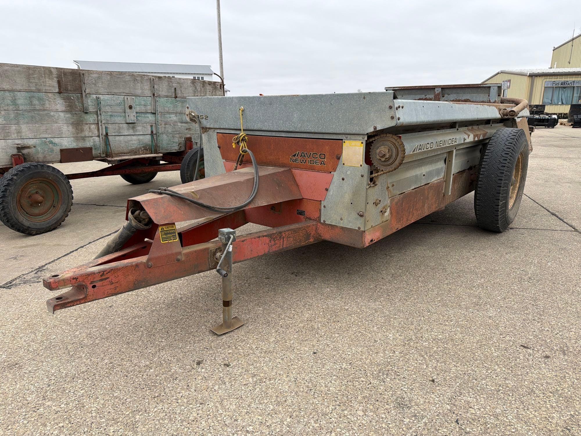 New Idea 352 Equipment Image0