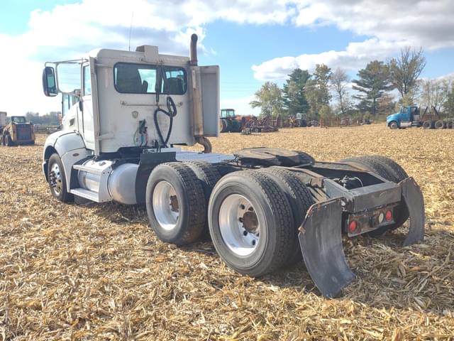 Image of Peterbilt 384 equipment image 2