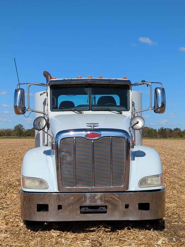 Image of Peterbilt 384 equipment image 1