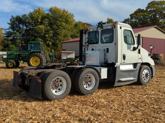 Image of Freightliner Cascadia 125 equipment image 4