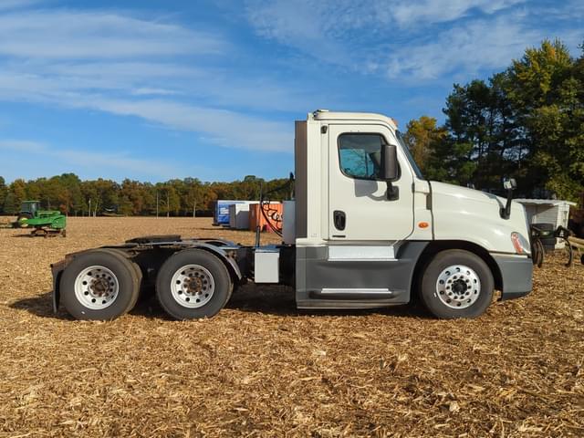 Image of Freightliner Cascadia 125 equipment image 3