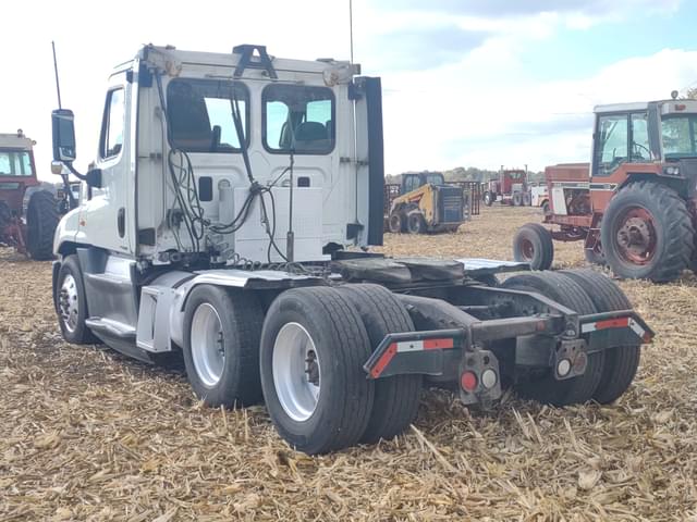 Image of Freightliner Cascadia equipment image 2