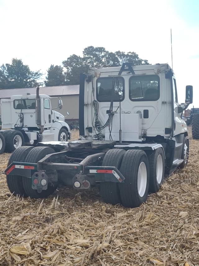 Image of Freightliner Cascadia equipment image 3
