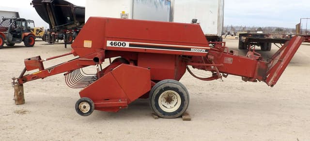 Image of Hesston 4600 equipment image 4