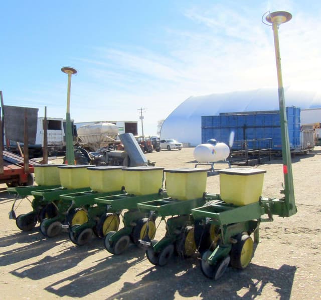 Image of John Deere 7100 equipment image 1