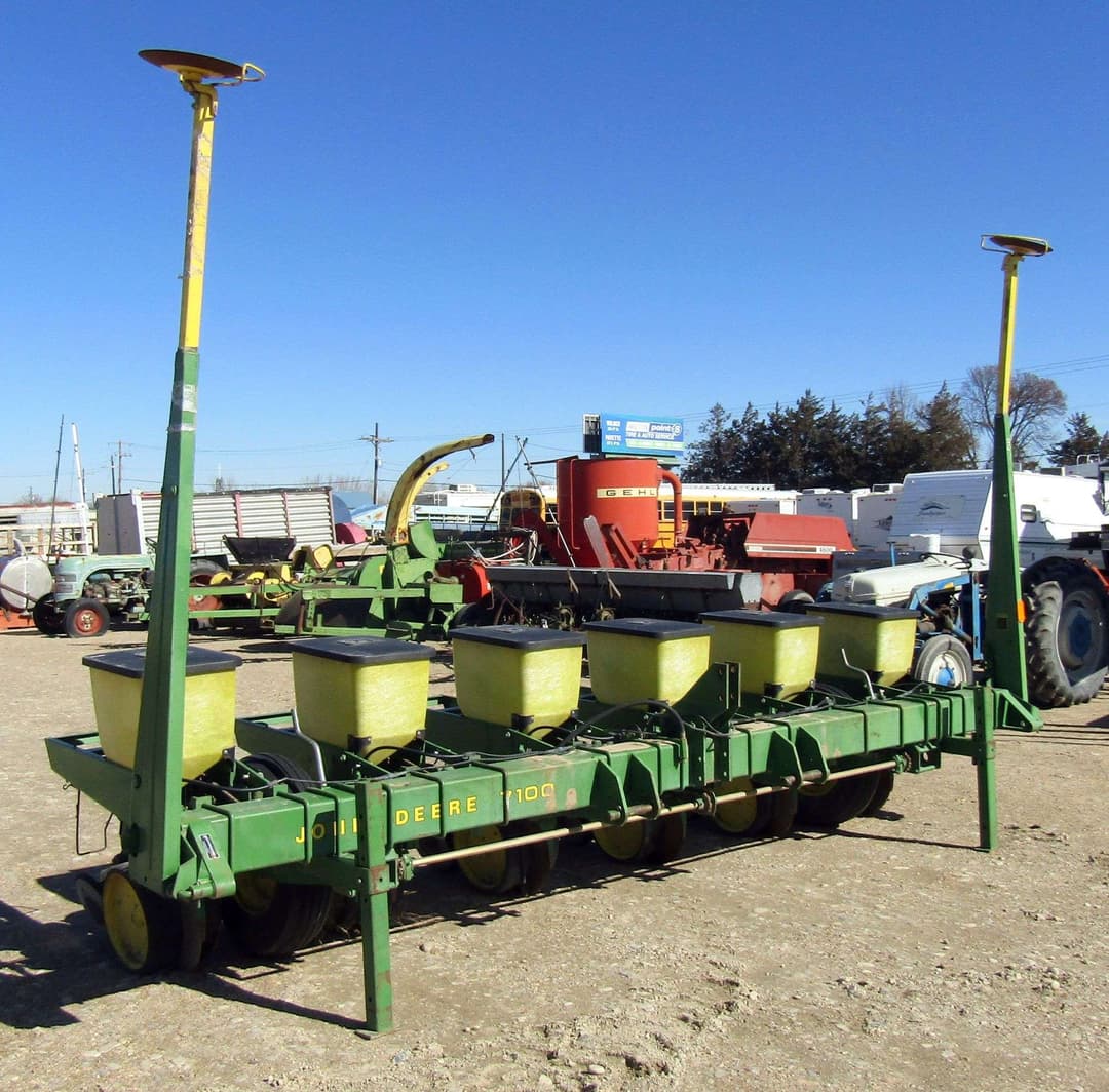 Image of John Deere 7100 Primary image