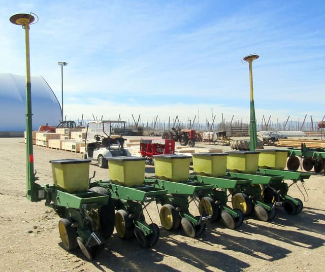 Image of John Deere 7100 equipment image 2