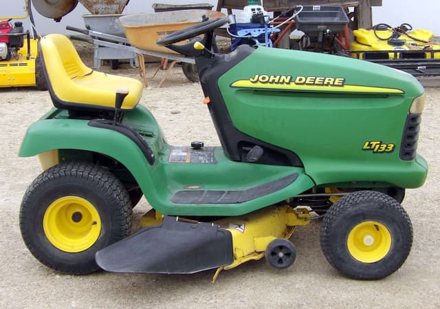 Image of John Deere LT133 equipment image 2