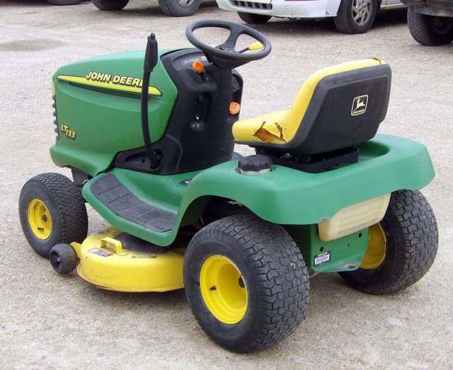 Image of John Deere LT133 equipment image 4