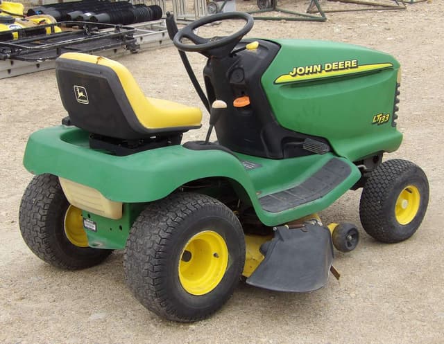 Image of John Deere LT133 equipment image 3