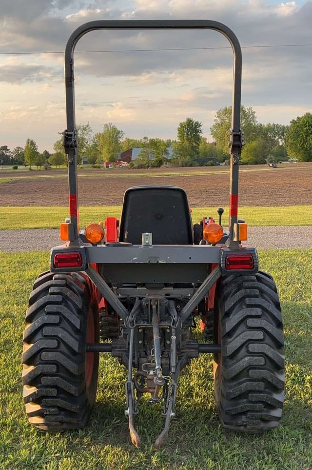 Image of Kubota B3200 equipment image 3