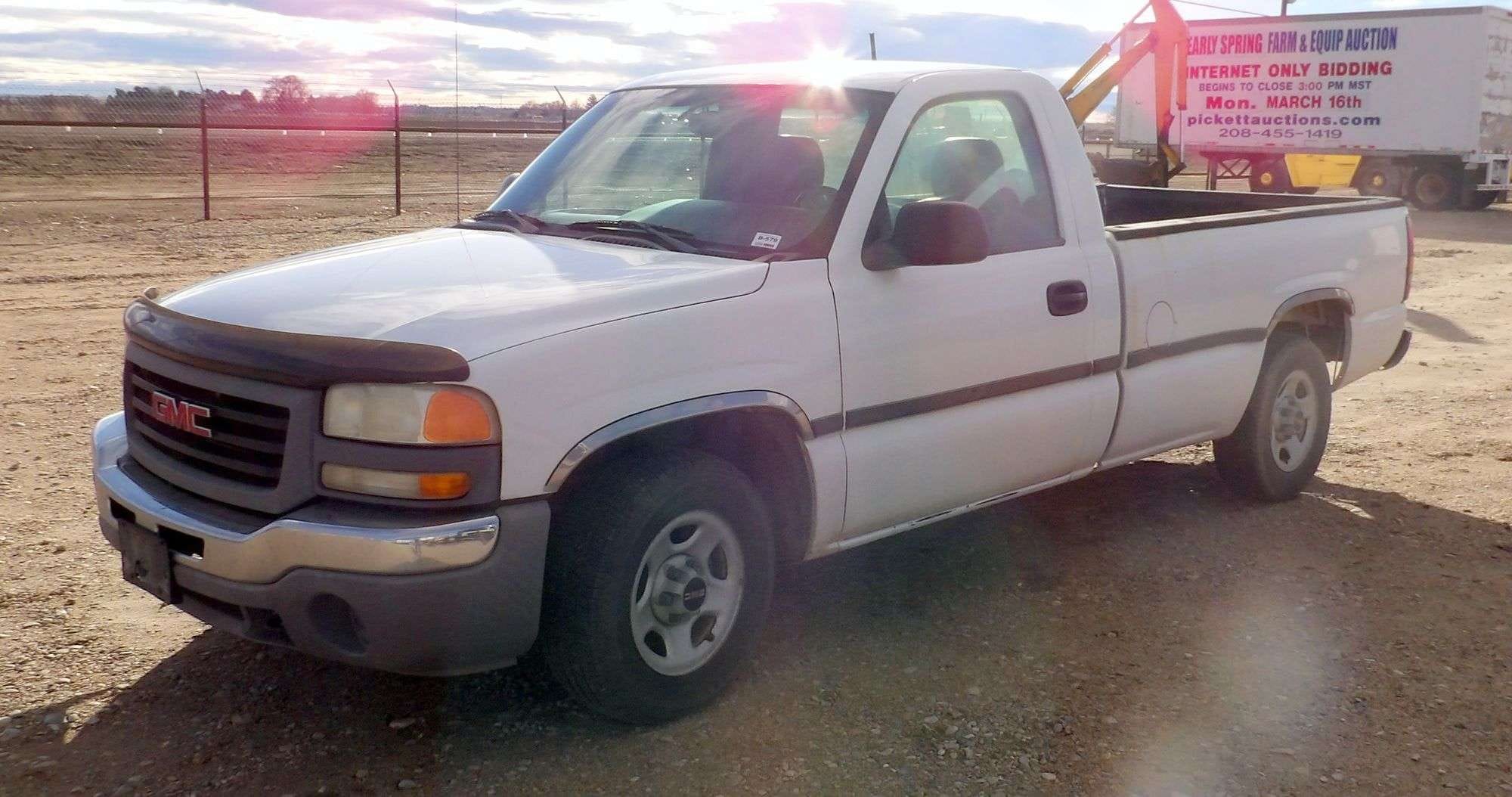 2004 GMC Sierra Equipment Image0