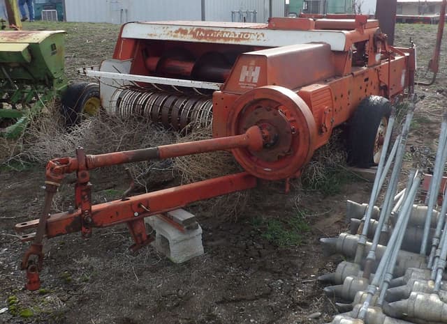 Image of International Harvester 440 equipment image 1