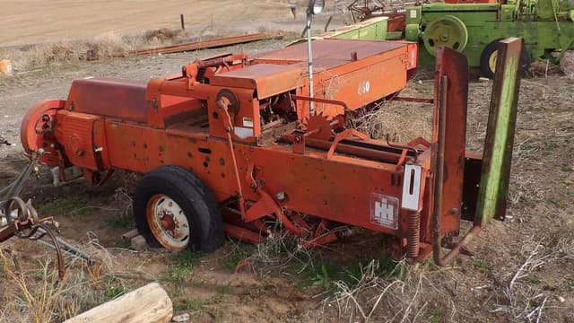 Image of International Harvester 440 equipment image 2