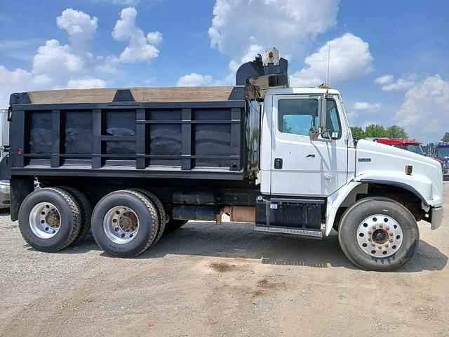Image of Freightliner FL80 equipment image 4
