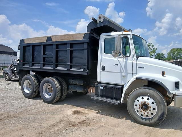 Image of Freightliner FL80 equipment image 3