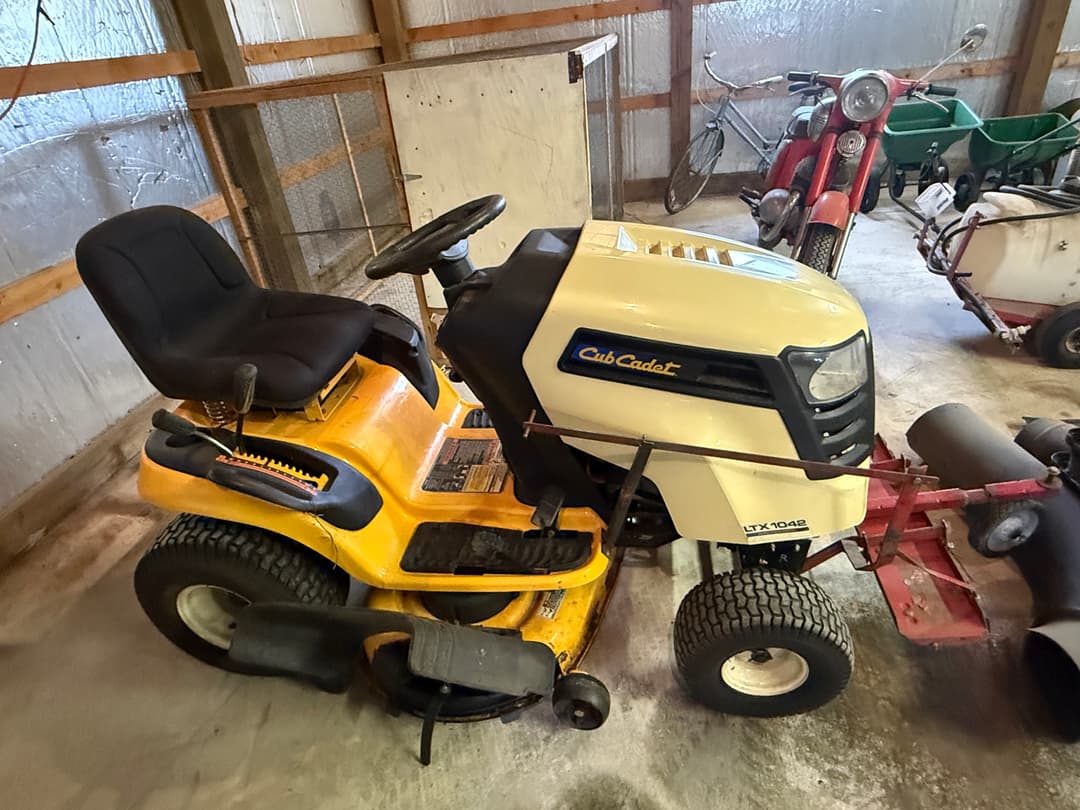 Image of Cub Cadet LTX1042 Primary Image