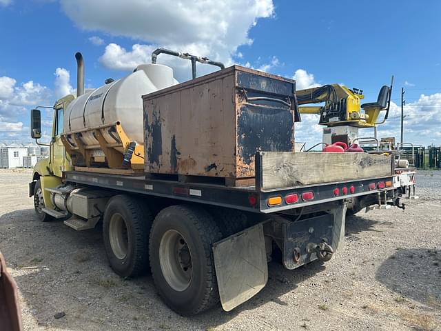 Image of Freightliner Columbia equipment image 3