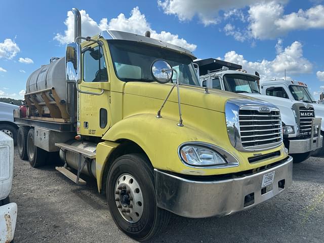 Image of Freightliner Columbia equipment image 1