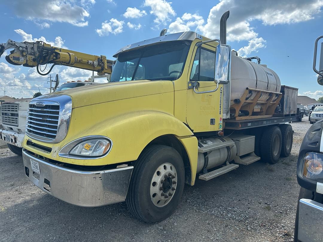 Image of Freightliner Columbia Primary image