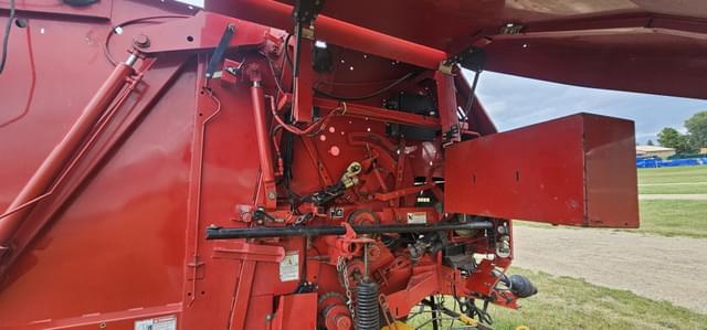 Image of New Holland BR7060 equipment image 4