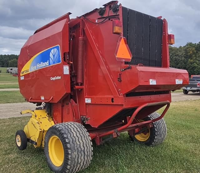 Image of New Holland BR7060 equipment image 2