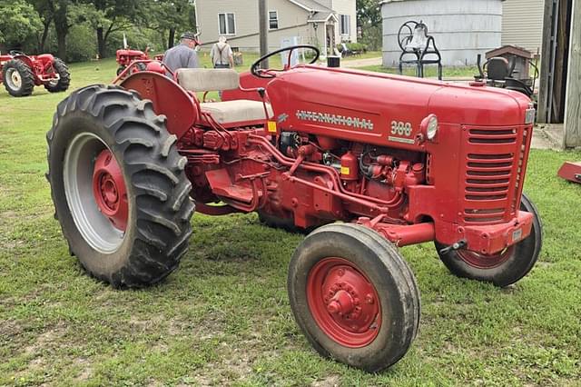 Image of International Harvester 300 equipment image 1