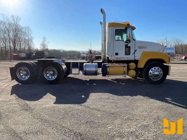 Image of Mack CHN613 equipment image 3