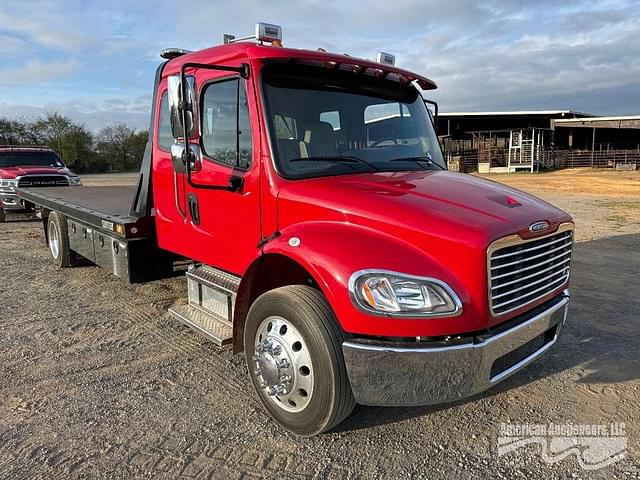 Image of Freightliner M2 106 equipment image 1