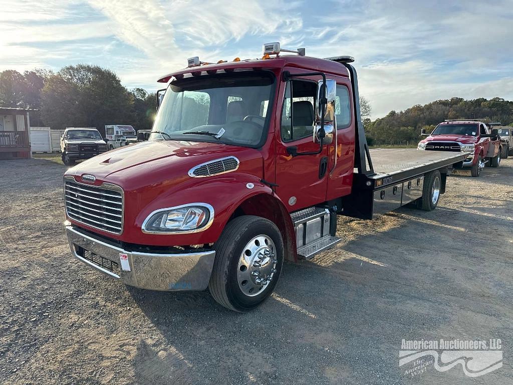 Image of Freightliner M2 106 Primary image