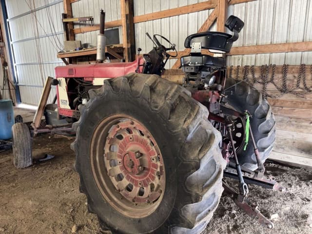 Image of Farmall 706 equipment image 2