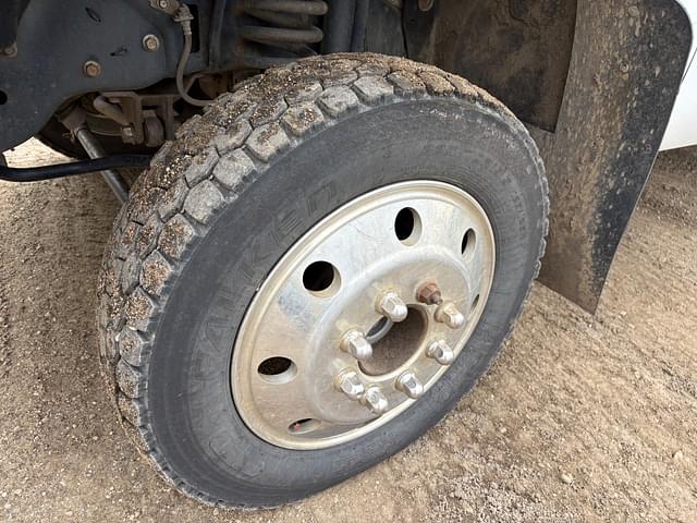 Image of Ford F-350 equipment image 3