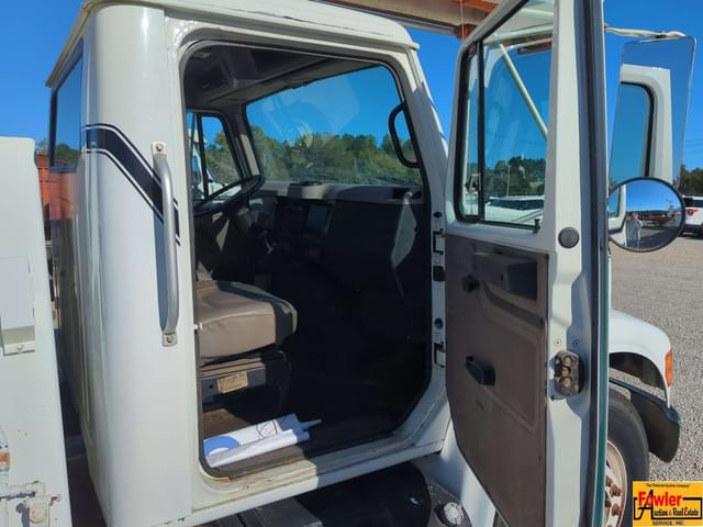 Image of International 4700 equipment image 4