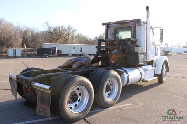 Image of Freightliner 122SD equipment image 2