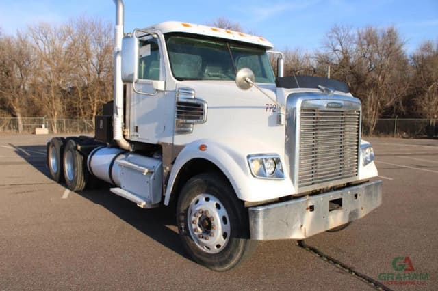 Image of Freightliner 122SD equipment image 1