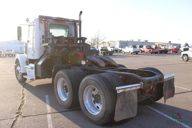 Image of Freightliner 122SD equipment image 3