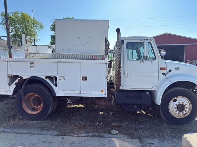 Image of International 4700 equipment image 4