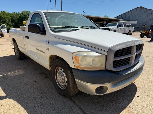 Image of Dodge Ram 2500 equipment image 2